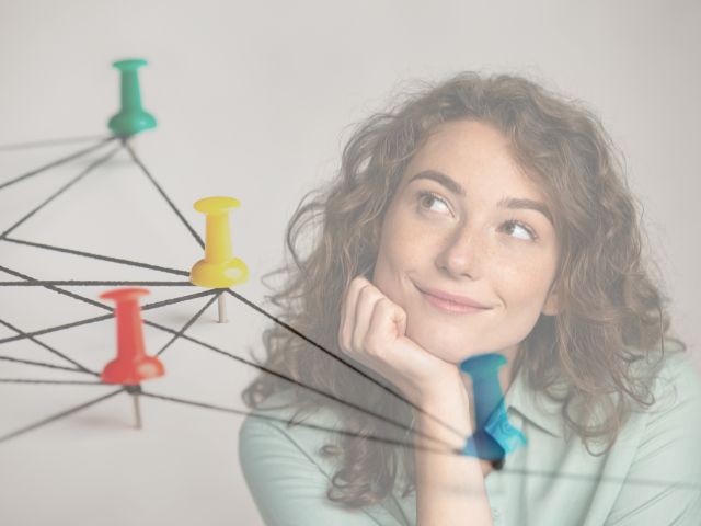 Scrivere testi efficaci con la semantica, donna che pensa