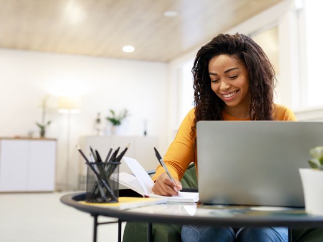 Scrivere con chiarezza è una protezione anche legale - professionista che scrive davanti al pc