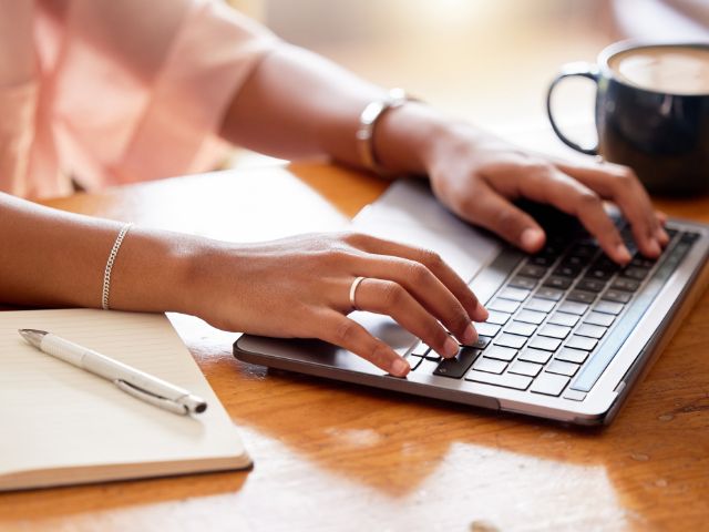 scrivere per la nuova SEO_come cambia il copy_mani che scrivono su tastiera