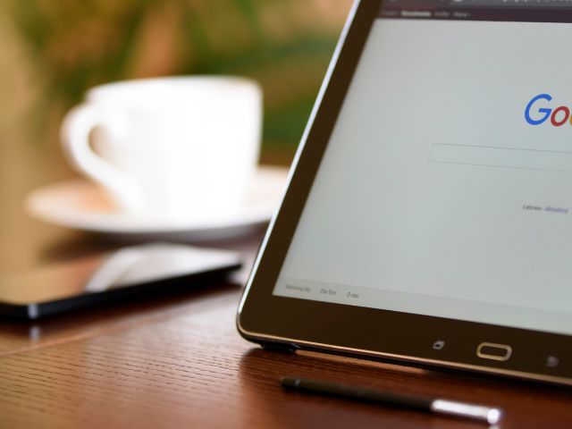 scrivi-cio-che-vivi_Far-trovare-un-negozio-su-Google-se-e-solo-su-Instagram- computer aperto su Google
