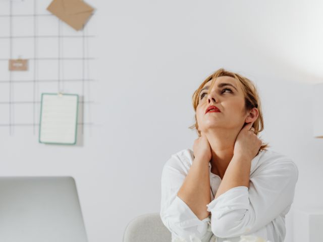 scriviciochevivi_Fanno sempre le stesse domande_su cose che ho già detto_donna al lavoro