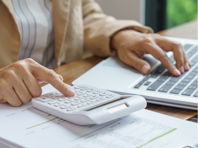 scriviciochevivi_scrivere preventivi che convincono_ persona che scrive preventivo