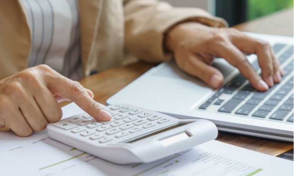 scriviciochevivi_scrivere preventivi che convincono_ persona che scrive preventivo